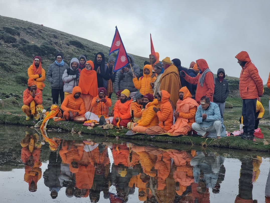 कालीगण्डकीको मुहान दामोदरकुण्डमा पूजाअर्चना गर्दै पदयात्रीहरू